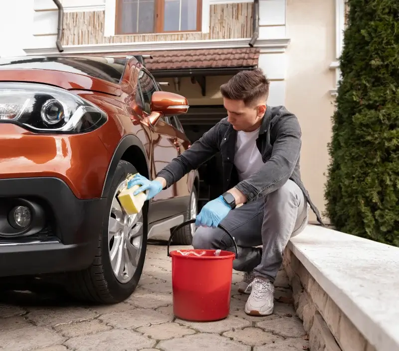 Lavage auto à domicile Montreux-Château : professionnel intervenant sur un véhicule
